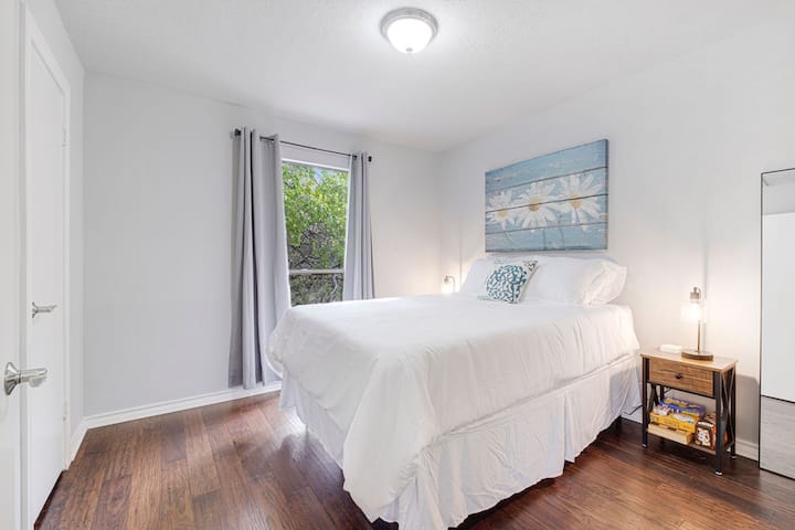 Спалнята разполага с двойно легло с удобно спално бельо.