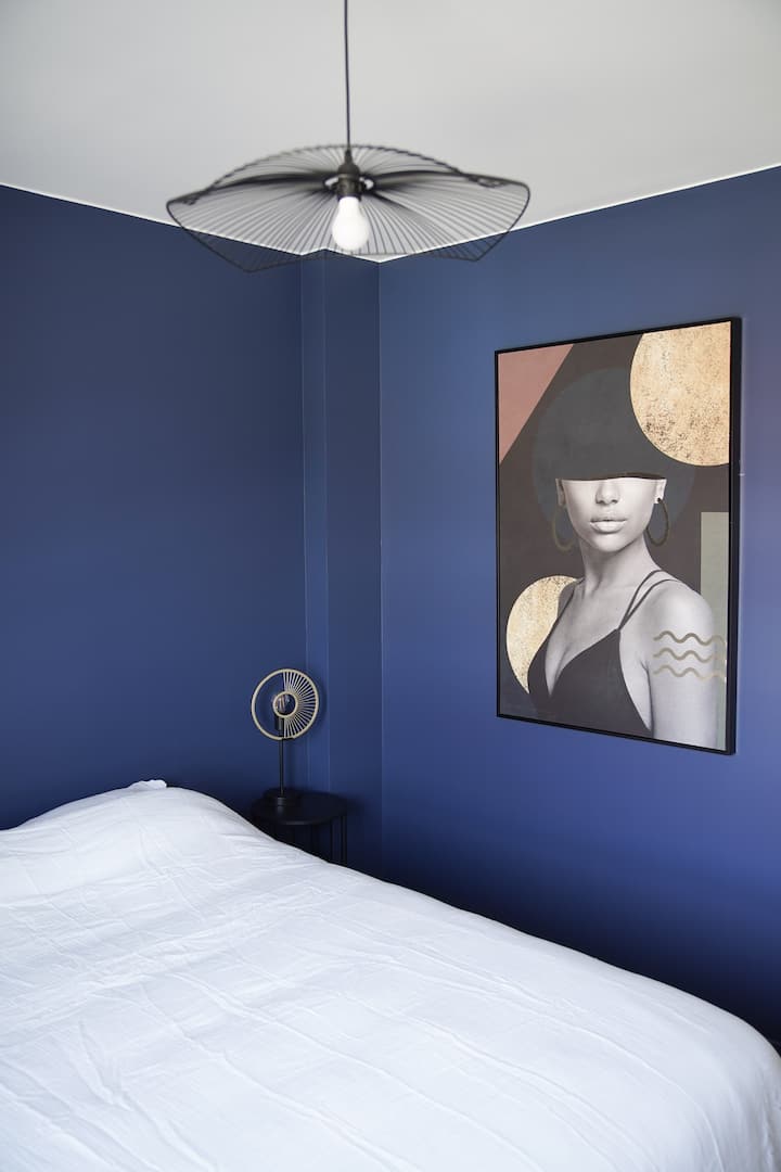 Chambre 2
Lit بحجم كوين 
Commode