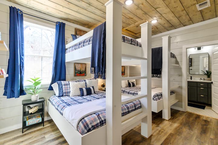 Chambre superposée à l'étage : comprend deux lits doubles et deux lits jumeaux, une salle de bain complète privée, une télévision et des jeux de société