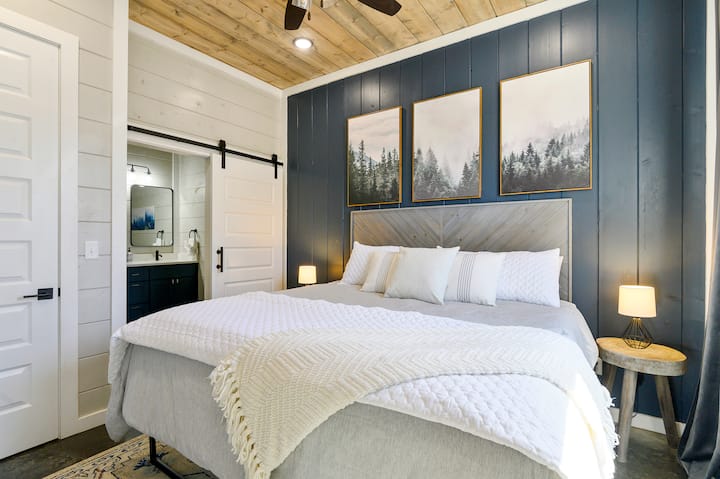 Chambre principale au rez-de-chaussée 1 : lit King Size, salle de bain privée complète, télévision