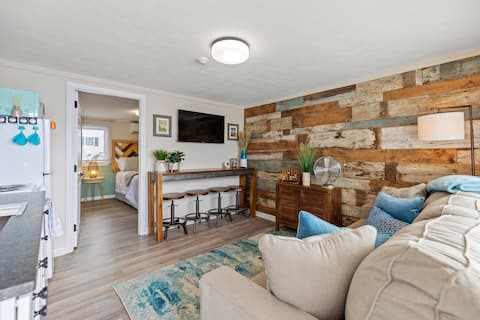 Walk to beach, NO cleaning fee, Spotless Condo