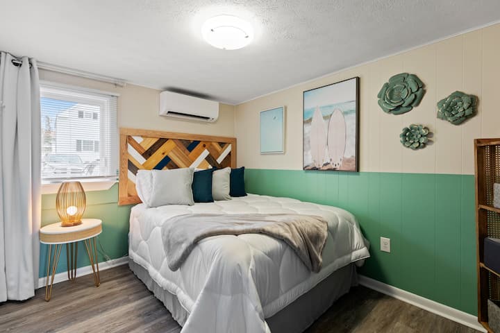 Comfortable queen-sized bed with both firm and soft pillows, luxury duvet, and memory foam mattress topper.