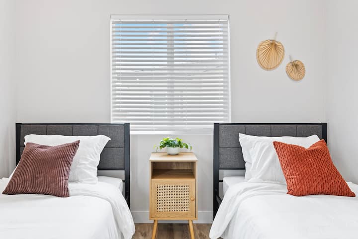 Საძინებელი 3: 2 კომფორტული ერთადგილიანი საწოლი.