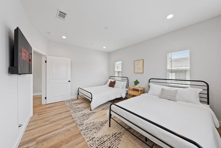 Მთავარი საძინებელი:  2 საწოლი და 50-დუიმიანი ტელევიზორი