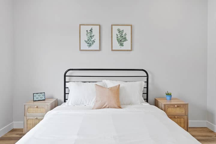 Საძინებელი 2: მყუდრო საწოლი 152 × 203 სმ.