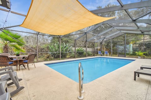 Huge pool, beach PacMan mins to everything, pet ok