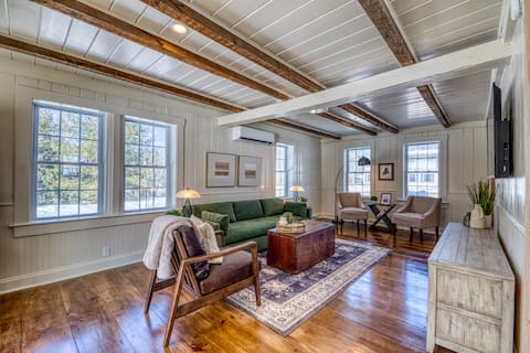 Modern Lakefront Home w/ Hot Tub • Winter Escape