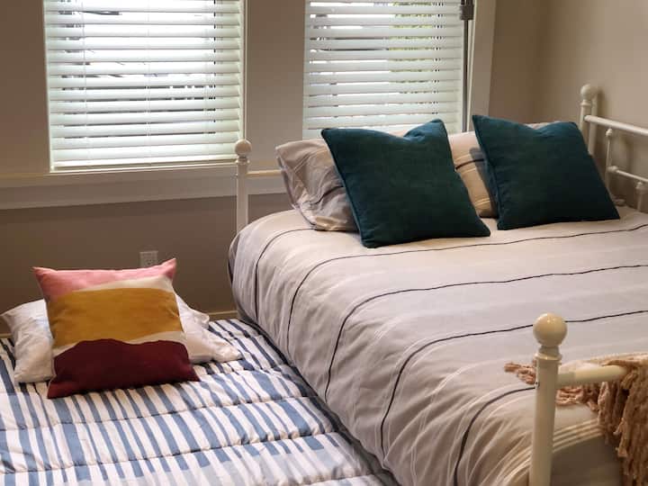 חדר שינה שלישי עם מיטה זוגית/מיטת יחיד 