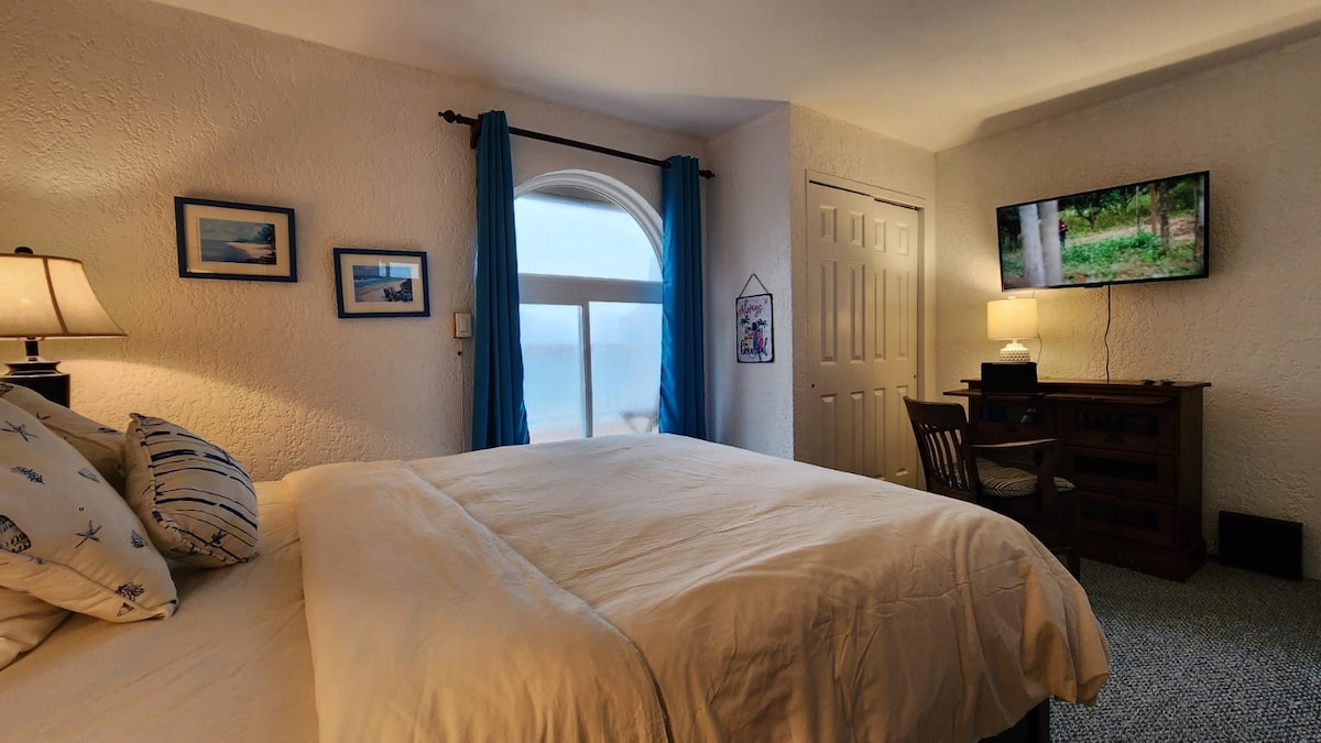 Chumba bora chenye mwonekano/sitaha ya ajabu ya bahari.  Televisheni janja pia ina Firestick inayokupa ufikiaji wa programu za kimataifa.  