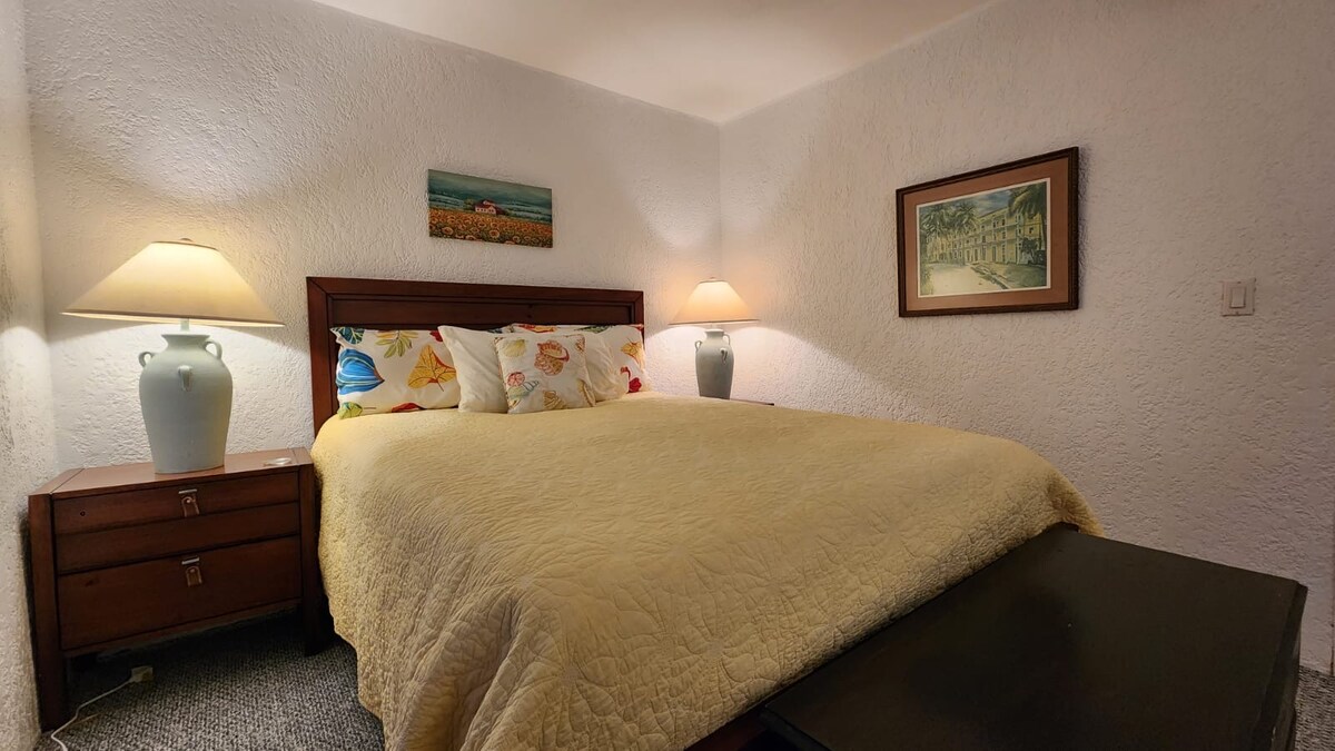 Chumba cha pili cha kulala kina kitanda aina ya queen na kiko kwenye ghorofa ya 1.  Dirisha linaangalia mashariki ili uweze kufurahia mawio ya kuvutia ya jua ukiwa na bahari na Baha Mar kwa mbali.   