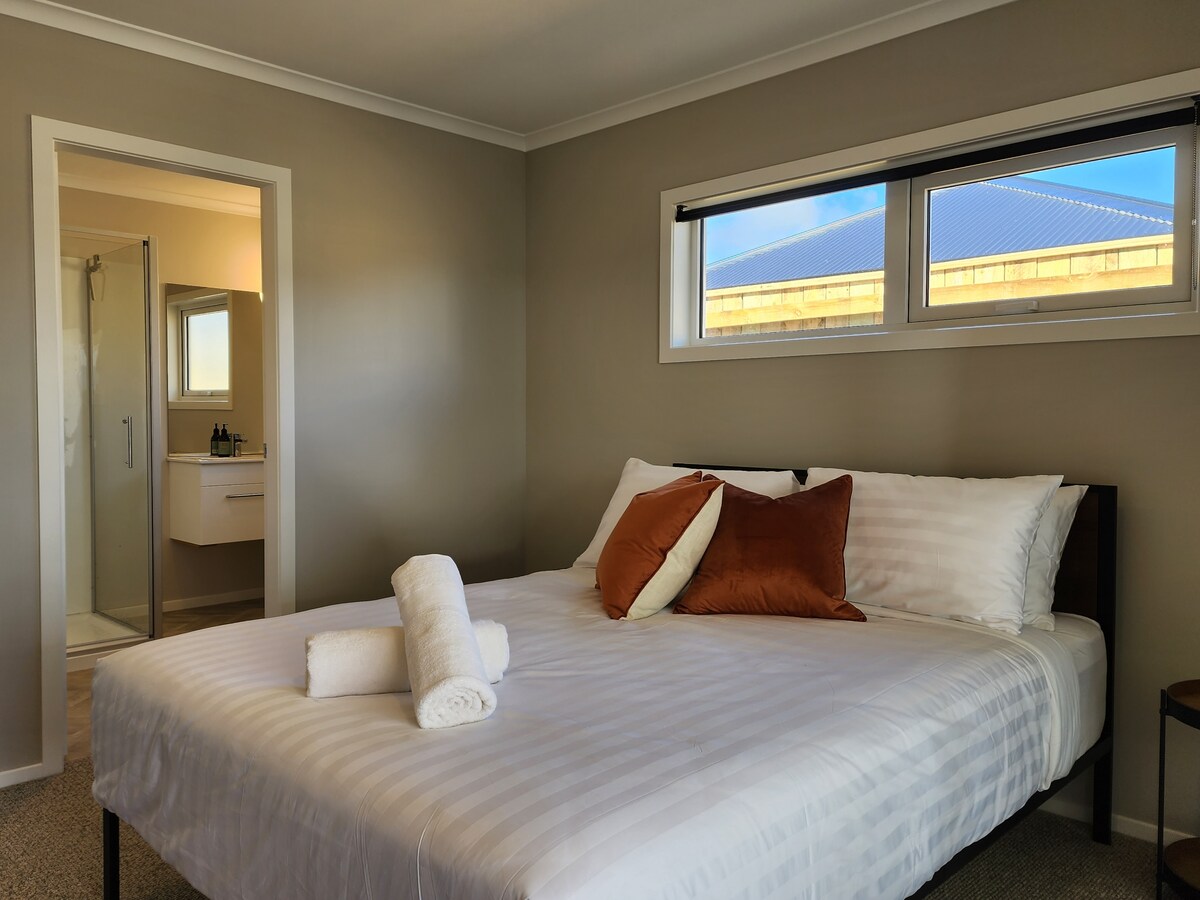 带套房的主卧室 