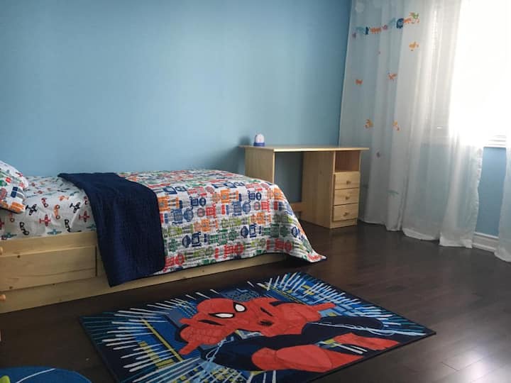 Cuarto dormitorio con baño privado /cama individual