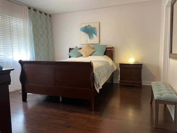 2 .ª habitación con baño privado: cama tamaño queen.