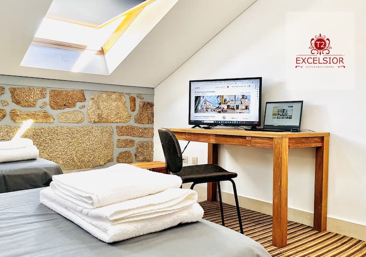 Spálňa/apartmán s dvoma samostatnými lôžkami a pracovným priestorom.
