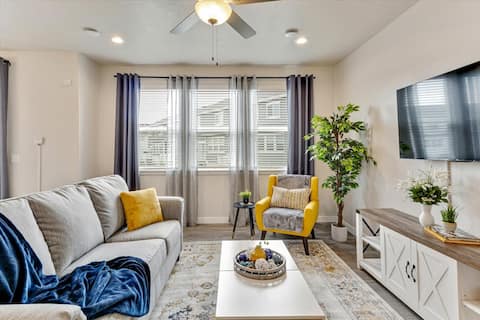 30+ Day Discount! Pets Welcome! Garage!