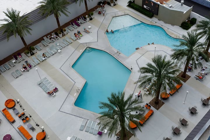 Appealing and Exceptional Suite! With Pool View gallery image 5