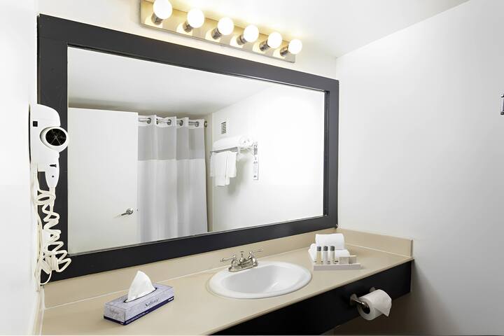 Appealing and Exceptional Suite! With Pool View gallery image 2