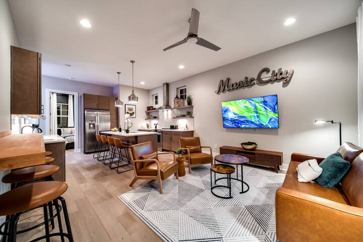 HiNapoleon! NewMural! Hot Tub! 16 Beds! Game room! gallery image 5