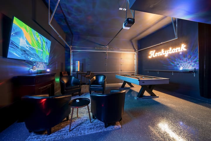 HiNapoleon! NewMural! Hot Tub! 16 Beds! Game room! gallery image 2