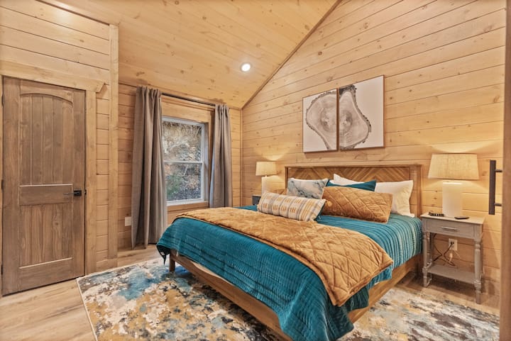 غرفة نوم أساسية في الطابق العلوي مع تلفزيون ذكي.