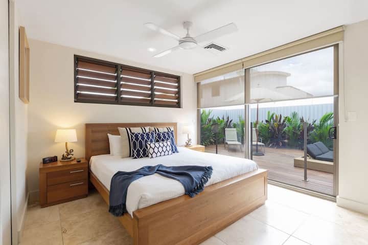 第一间卧室配有一张加大双人床，可应要求分为两张加大双人床。