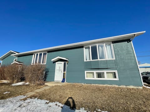 Entire 2-bedrm1.5 bath townhouse-kitchen & laundry