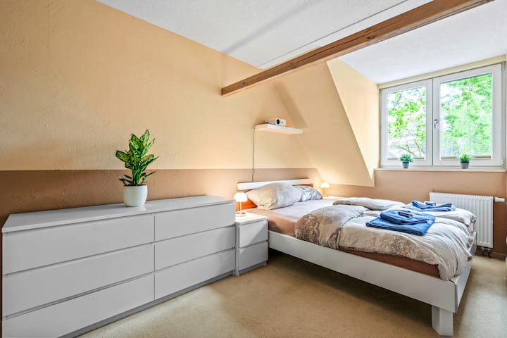 Chumba cha kulala na kitanda cha mara mbili cha 160×200 cm. Jioni, angalia filamu kuhusu projekta kitandani.