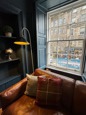 Edinburgh Castle Hideaway, Lawnmarket, Royal Mile gallery image 2