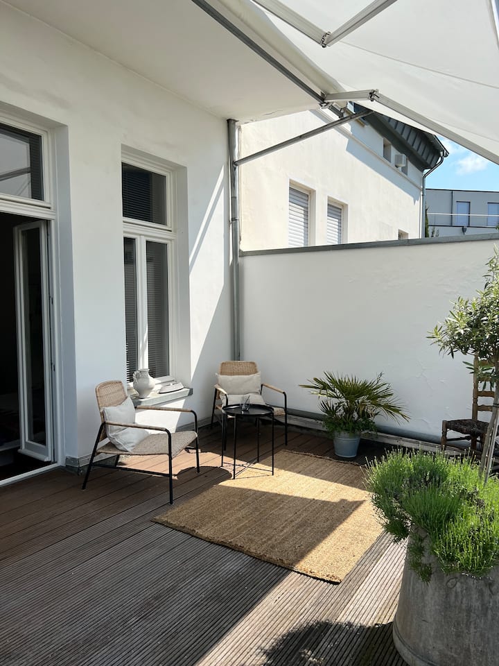 Südstadt stylish old building apartment with terrace