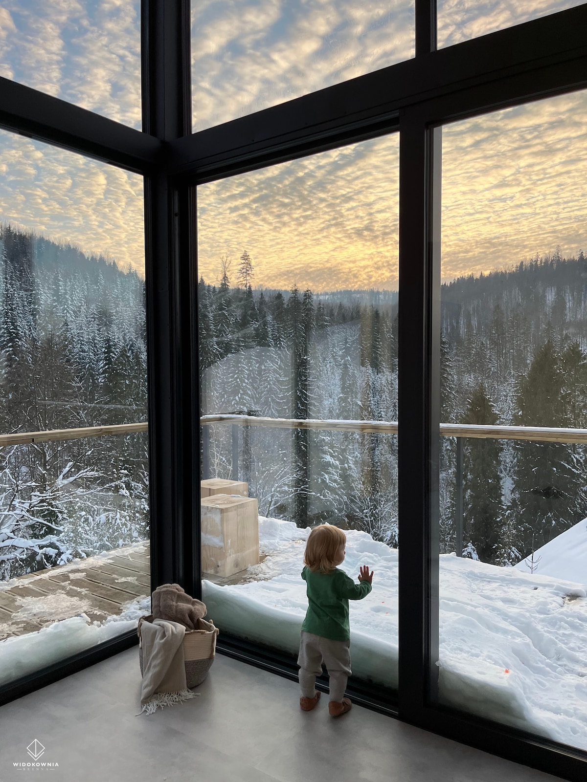 「可欣赏到山脉的美景的客厅」