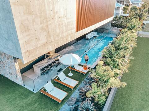 Luxury Beachside Retreat: Heated Pool, Private Gym