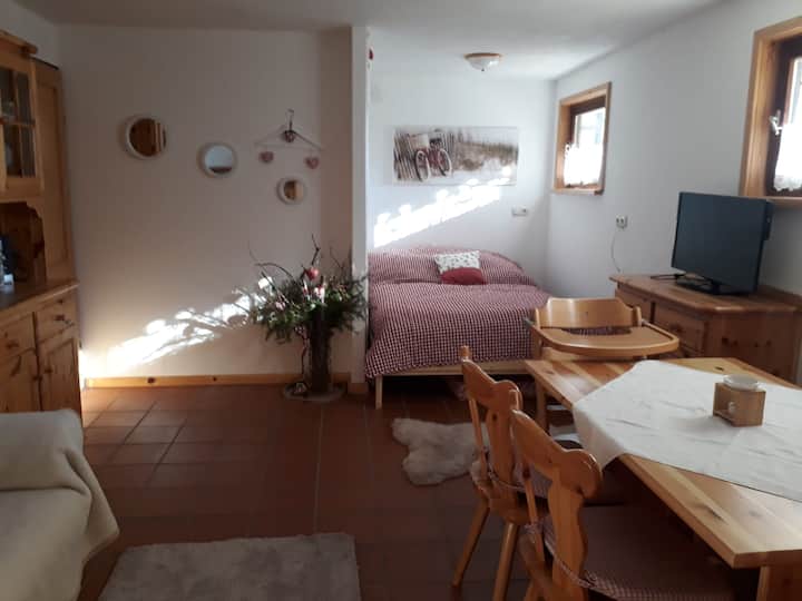 Ქვედა სართულზე ჯერ კიდევ არის ეს ცალკე საცხოვრებელი სივრცე 140 საწოლით და, საჭიროებისამებრ, 120 სმ სიგანის გამოსაწევი ტახტით.