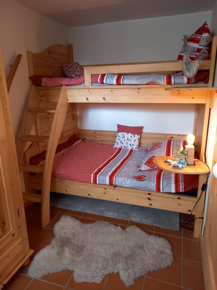 Ქვედა სართულზე ორსართულიანი ეს ლამაზი საწოლია, რომლის ქვედა ნაწილში დიდი მიბმაა, ზემოთ კი - პატარა.