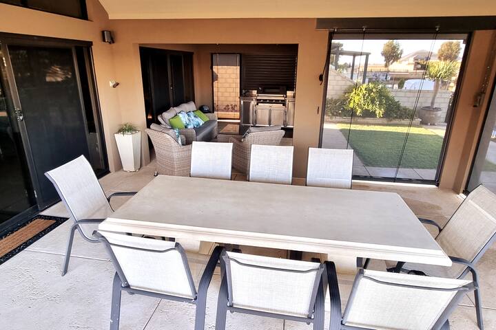 Canalfront Paradise: Luxury Getaway in Dudley Park gallery image 4