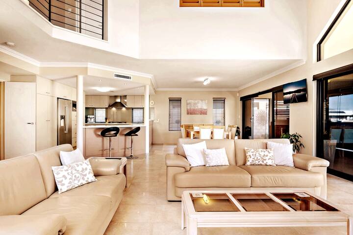 Canalfront Paradise: Luxury Getaway in Dudley Park gallery image 2