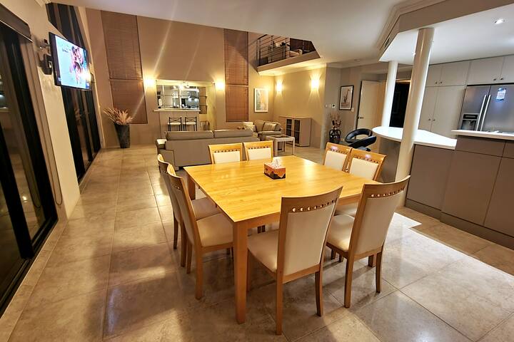 Canalfront Paradise: Luxury Getaway in Dudley Park gallery image 5