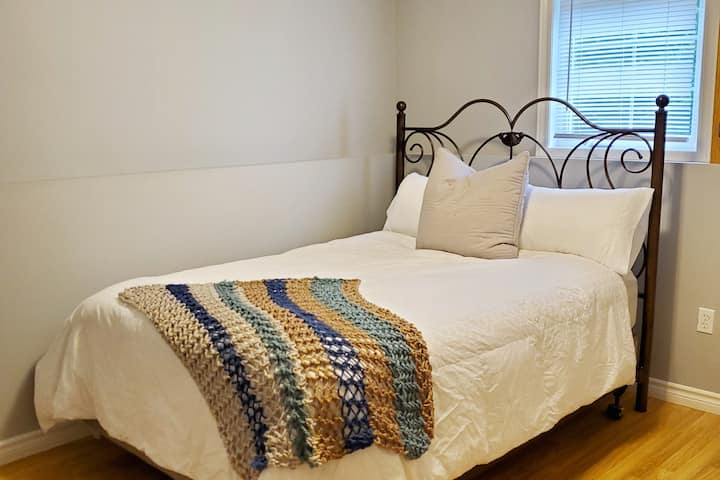 Dormitorio 3 con cama tamaño queen, ubicado en el nivel inferior de la casa.