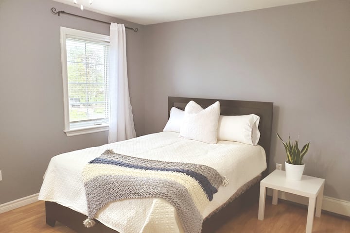 Dormitorio principal con cama tamaño queen. Ubicado en el nivel superior principal de la casa.