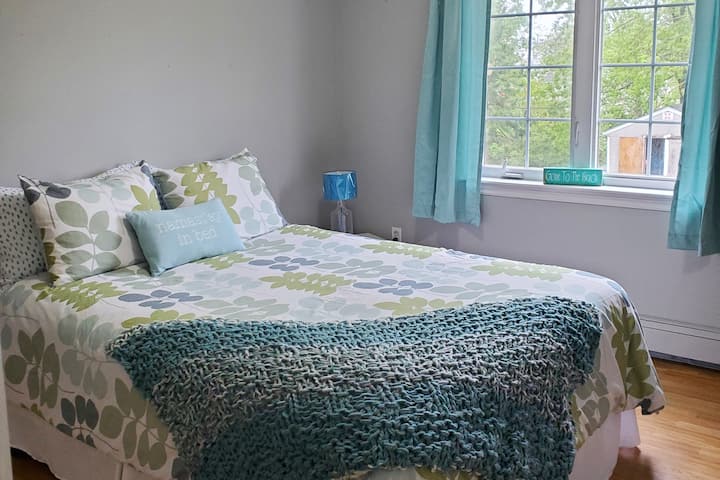 El dormitorio 2 se ubica en el nivel principal de la casa. Tiene una cama de matrimonio y puede alojar a dos personas.