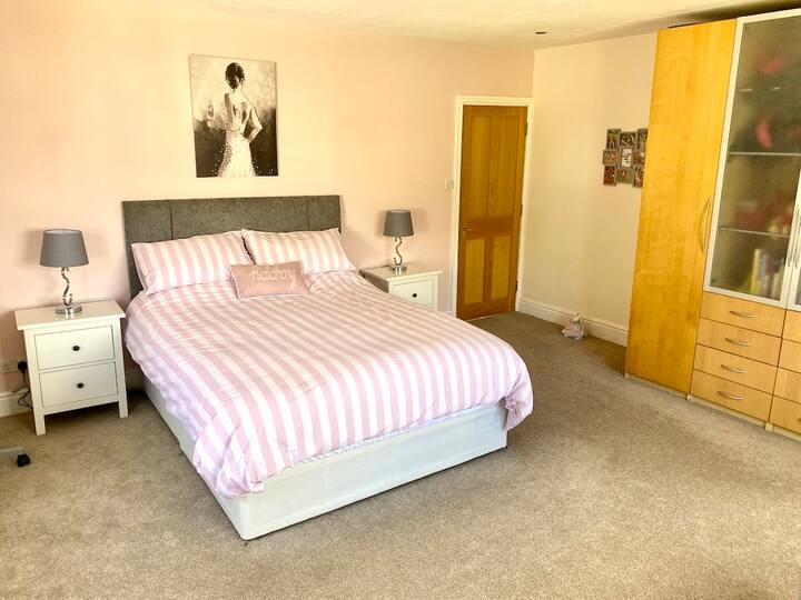Dormitorio 4  Family room
Cama tamaño king que también contiene literas. Secador de pelo, las toallas proporcionaron la puerta que da al balcón sobre la piscina con vistas a la piscina.
