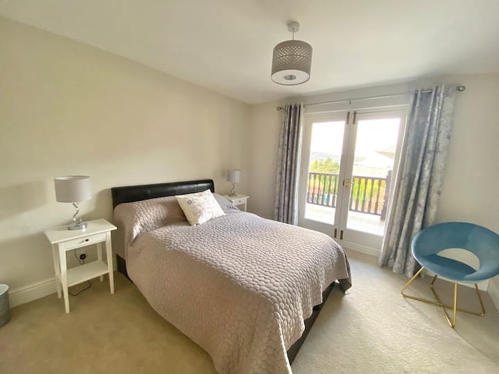 La cama doble del segundo dormitorio con secador de pelo y toallas proporcionó puertas francesas que conducen al balcón sobre la zona de la piscina con vistas.