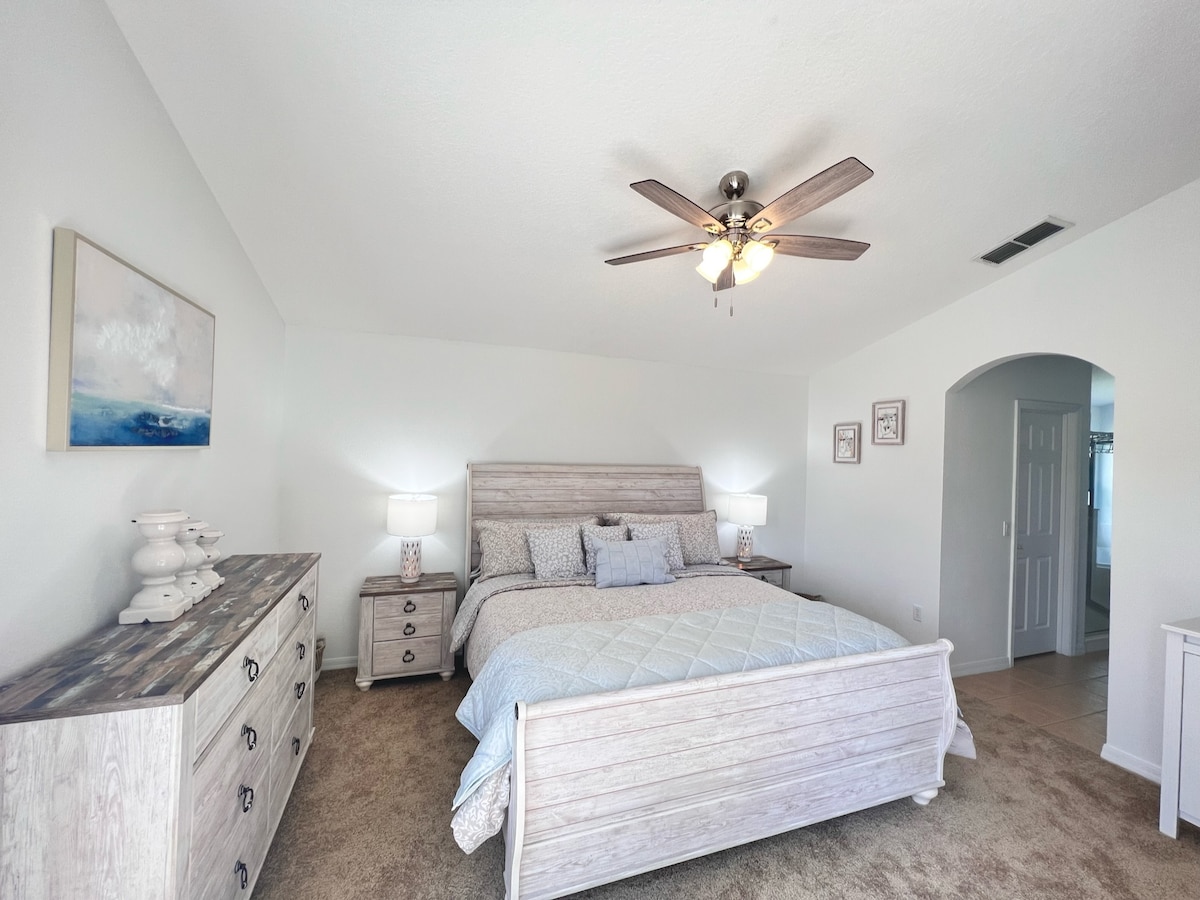 جناح غرفة النوم الرئيسية مع سرير كبير أمريكي (سوبر كينج في المملكة المتحدة)