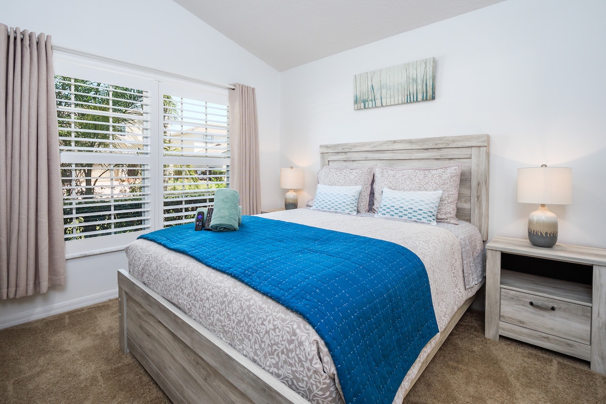 غرفة النوم الرئيسية الثانية بسرير كوين أمريكي (Kingsize UK)