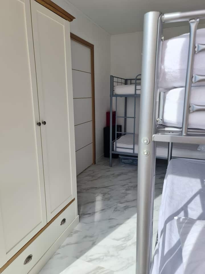 収納クローゼット付き寝室