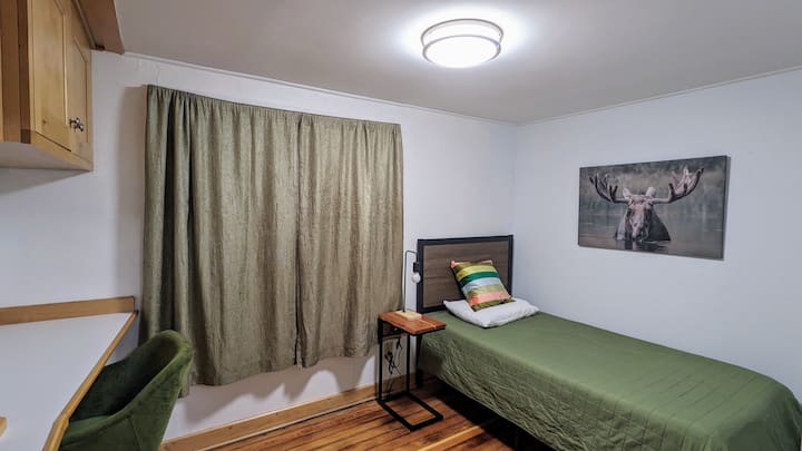 Segundo dormitorio, cama doble, escritorio