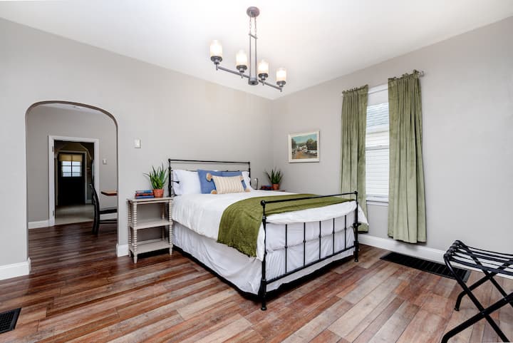 מזרן קווין היברידי נוח. חדר קווין הוא בסגנון "רובה ציד" (השביל עובר דרך החדר). המזרן הוא מזרן מותג לנוחות נוספת. גם חדר הרחצה בקומה הראשית מחובר לחדר השינה הזה.