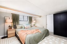Cozy Family Cottage | Historic Top of "The Hill"