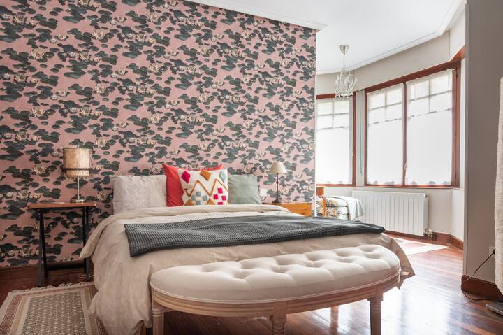 Habitación principal  con cama de matrimonio de 150 cm