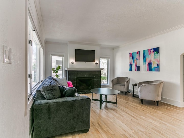 Spacious Valley Junction Retreat Houses for Rent in West Des Moines