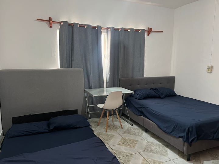 ห้องพักพร้อมเตียงขนาดควีนไซส์ 2 หลัง (โต๊ะทำงานเก้าอี้พัดลมผ้าม่าน)